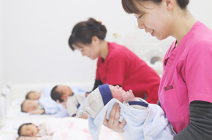 新生児と看護師